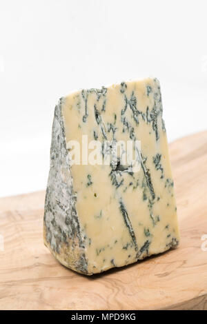Une cale de Shepherds Purse Yorkshire fromage bleu au lait de vache acheté dans un supermarché au Royaume-Uni. England UK GO Banque D'Images