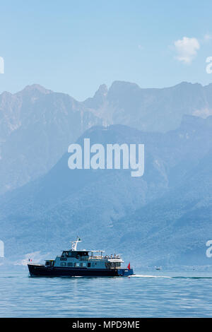Lausanne, Suisse - le 26 août 2018 : Ferry au lac de Genève à Lausanne, Suisse. Les gens sur l'arrière-plan Banque D'Images