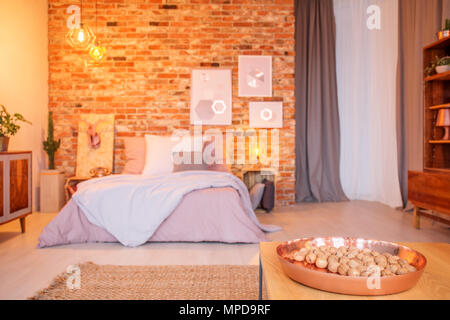 Chambre avec mobilier en bois, d'un lit double et fenêtre Banque D'Images