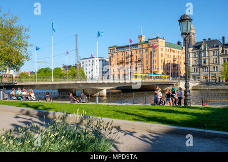 Karl Johans park Bolton un jour de printemps dans Mail. Bolton est une ville industrielle en Suède. Banque D'Images
