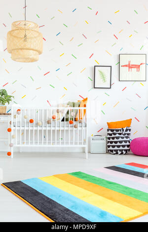 Chambre blanche en scandi style avec lit bébé Banque D'Images