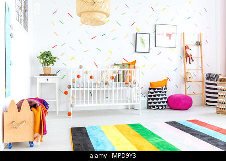 Chambre à coucher bébé dans un style scandinave avec lit en bois Banque D'Images