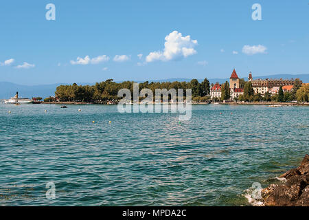 Lausanne, Suisse - le 26 août 2018 : Château Ouchy au bord du lac de Genève promenade de Lausanne, Suisse. Les gens sur l'arrière-plan Banque D'Images