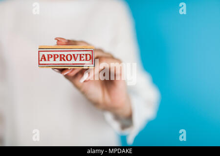 Woman holding a approuvé stamp Banque D'Images