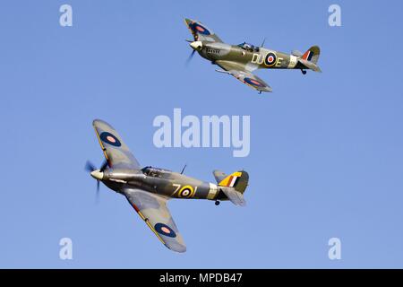 Supermarine Spitfire AR501 et Hawker Sea Hurricane battant ensemble à Shuttleworth bourget sur le soir du 19 mai 2018 Banque D'Images