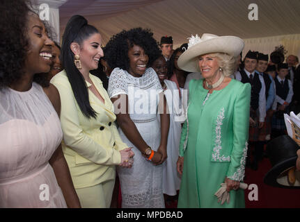 La duchesse de Cornouailles se réunit un chœur de gospel, dont certains membres effectuée à la mariage royal, au cours d'une garden party au Palais de Buckingham à Londres. Banque D'Images