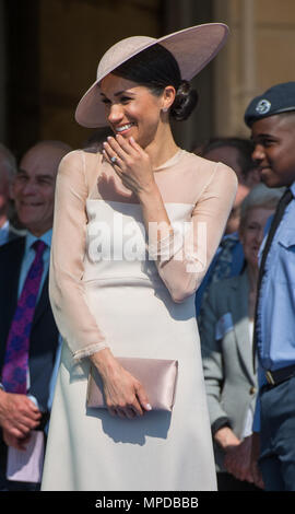 La Duchesse de Sussex rit comme le Duc de Sussex (pas sur la photo) fait un discours lors d'une garden party au Palais de Buckingham à Londres. Banque D'Images