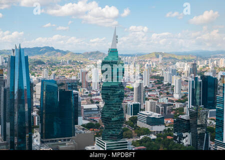 La ville de Panama,Panam France - mars 2018 : La célèbre Tour F&F, Immeuble de bureaux et les toits de la ville de Panama, Panama Banque D'Images