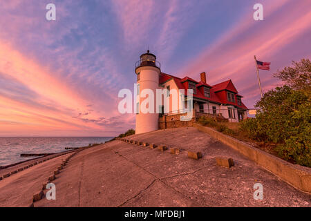 Le lac Michigan sunset hues colour Point Betsie phare, près de Frankfort au Michigan Banque D'Images