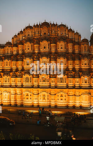 Hawa Mahal éclairés la nuit à Jaipur, Inde Banque D'Images