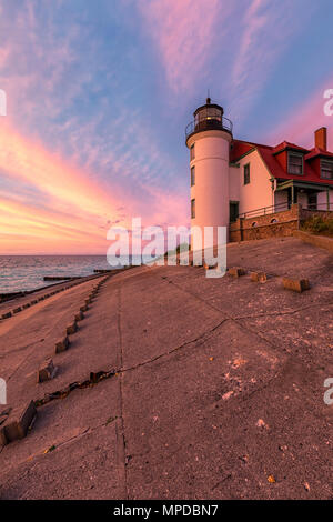 Le lac Michigan sunset hues colour Point Betsie phare, près de Frankfort au Michigan Banque D'Images