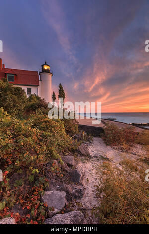 Le lac Michigan sunset hues colour Point Betsie phare, près de Frankfort au Michigan Banque D'Images