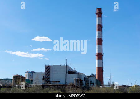 Bâtiment délabré de la boutique et la cheminée de la centrale thermique lorsque également conçu pour produire l'énergie thermique pour le chauffage urbain Banque D'Images