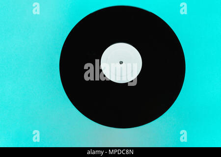 LP vinyle sur fond bleu électrique surface avec copie espace libre Banque D'Images