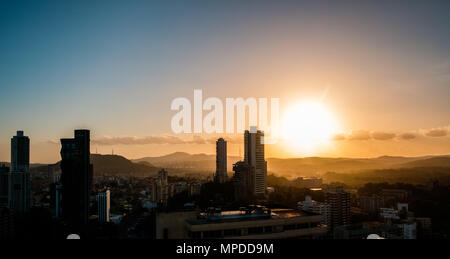 Coucher de ciel au-dessus de la ville de Panama - cityscape panorama view Banque D'Images