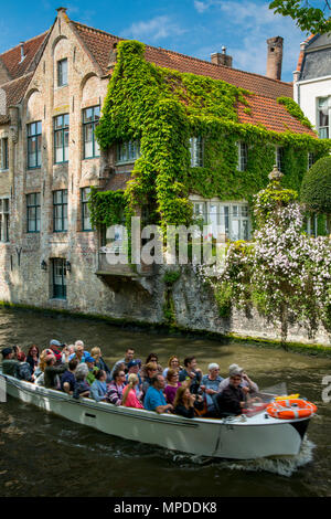 Bateau de tourisme sur Canal dans le Groenerei ville médiévale de Bruges, Belgique Banque D'Images
