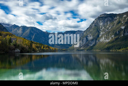 Alpes Juliennes entourant le lac Bohinj Ribcev Laz, en Haute-carniole, Slovénie Banque D'Images