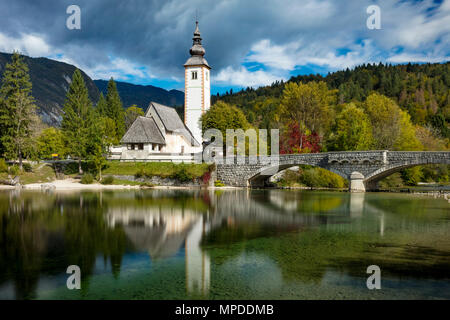 St John the Baptist Church sur le lac de Bohinj Ribcev Laz, en Haute-carniole, Slovénie Banque D'Images