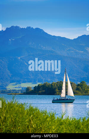 Le lac de Chiemsee avec voilier et la montagne en arrière-plan Kampenwand, Bavaria, Germany, Europe Banque D'Images