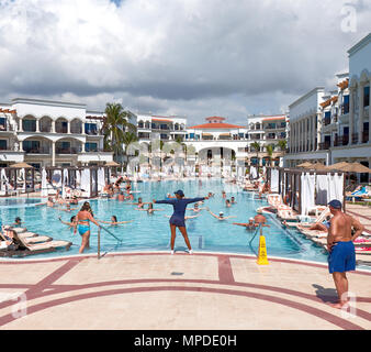 Les exercices en piscine, le Royal Playa Del Carmen resort hotel, Playa del Carmen, Quintana Roo, Mexique Banque D'Images