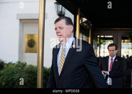 Rempl. Tom Cole (R-OK) marche sur la colline du Capitole le 17 mai 2017 à Washington, DC. Banque D'Images