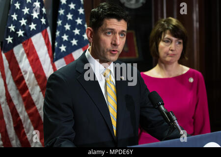 Chef républicain Paul Ryan lors d'une conférence de presse après une réunion du caucus républicain le 17 mai 2017. Ryan a parlé des efforts de la République d'aller de l'avant avec la réforme fiscale et répond aux questions des journalistes sur l'évolution de scandale impliquant le Président Trump et la Russie et a déclaré "Nous avons besoin de tous les faits." Banque D'Images