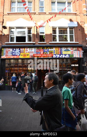 Touriste américain en admirant l'architecture de China Town, Londres, Angleterre, le 20 mai 2018 Banque D'Images