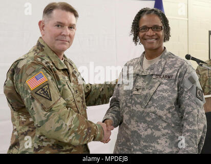 Le colonel Neal C. Lehan, commandant du détachement médical, la Garde nationale du Mississippi félicite le Colonel Chattie N. Levy après sa promotion au grade de colonel le 9 avril 2017 au Centre de préparation Route Raymond à Jackson, Mississippi. Levy a été promu au grade de colonel dans son nouveau poste de commandant adjoint des services cliniques. (La Garde nationale du Mississippi Banque D'Images