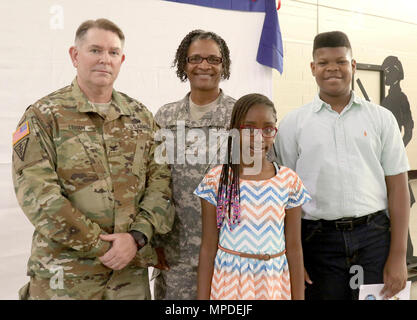 Le colonel Neal C. Lehan, commandant du détachement médical, la Garde nationale du Mississippi, le Colonel Chattie N. Levy, commandant adjoint des services cliniques, et ses enfants LaTalia Carter et Khali Taylor, poser pour des photos après les droits d'une promotion. Levy's children épinglée sur son nouveau grade. (La Garde nationale du Mississippi Banque D'Images