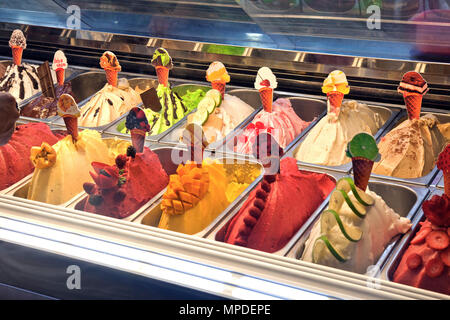 Le long de la 5e nuit Avenida, Playa Del Carmen, Quintana Roo, Mexique. Gelato commence à pousser d'helado (crème glacée) en tant que favorite Mexican snack. Banque D'Images