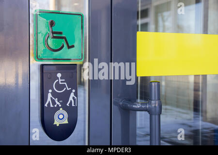 Appel sur porte avant en verre du bâtiment et la plaque avec l'image des personnes handicapées personne en fauteuil roulant et les personnes avec bâton de marche Banque D'Images