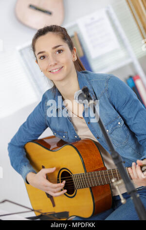 Woman playing guitar Banque D'Images