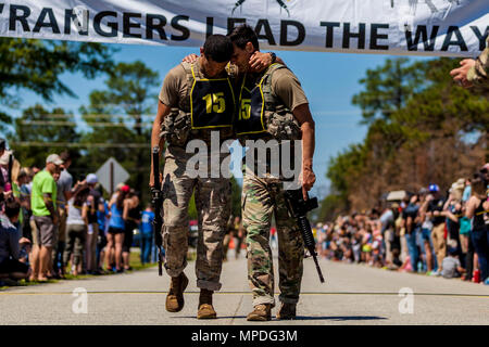 U.S. Army Rangers Master Sgt. Le Tchad et le sergent des stocks. Carlos Mercado, affecté à la 82e Division aéroportée, franchir la ligne d'arrivée au cours de la meilleure concurrence 2017 Rangers, sur Fort Benning, en Géorgie, le 9 avril 2017. Le meilleur ranger la concurrence est un événement de trois jours, composé de défis pour tester concurrent physique, mental, et les capacités techniques, et place le meilleur du militaire deux hommes les uns contre les autres équipes de Rangers à concourir pour le titre de meilleur Ranger. Banque D'Images