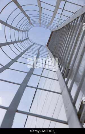 Outdoor fire escape sur mur du bâtiment en perspective Banque D'Images