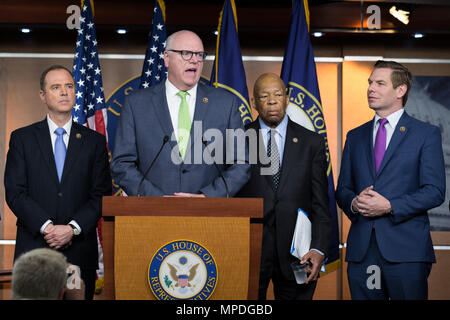 Rempl. Joe Crowley (D-NY) est flanqué par le Représentant Adam Schiff (D-CA) (à gauche) et Elijah Cummings (D-MD) et Eric Swalwell (D-CA) (à droite) lors d'une conférence de presse pour présenter leurs efforts d'établir et de commission indépendante pour enquêter sur les liens entre le président de la Russie et de l'atout le 17 mai 2017 au Capitole. Banque D'Images