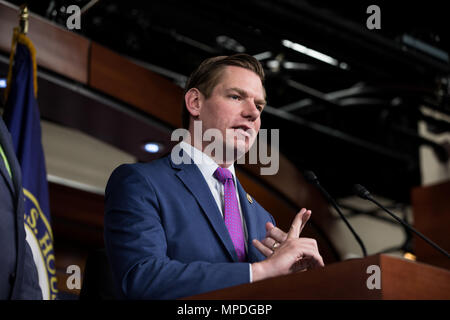 Rempl. Eric Swalwell (D-CA) prend la parole à une conférence de presse pour présenter les efforts des démocrates de la chambre d'établir et d'une commission indépendante pour enquêter sur les liens entre le président de la Russie et de l'atout le 17 mai 2017 au Capitole. Banque D'Images