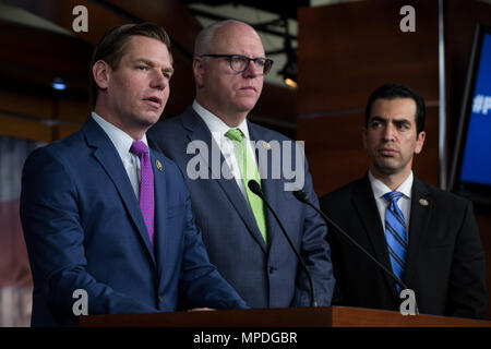 Rempl. Eric Swalwell (D-CA) prend la parole à une conférence de presse pour présenter les efforts des démocrates de la chambre d'établir et d'une commission indépendante pour enquêter sur les liens entre le président de la Russie et de l'atout le 17 mai 2017 au Capitole. Banque D'Images