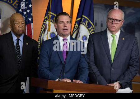 Rempl. Eric Swalwell (D-CA) prend la parole à une conférence de presse pour présenter les efforts des démocrates de la chambre d'établir et d'une commission indépendante pour enquêter sur les liens entre le président de la Russie et de l'atout le 17 mai 2017 au Capitole. Banque D'Images