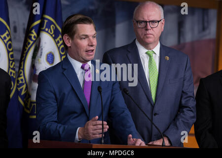 Rempl. Eric Swalwell (D-CA) prend la parole à une conférence de presse pour présenter les efforts des démocrates de la chambre d'établir et d'une commission indépendante pour enquêter sur les liens entre le président de la Russie et de l'atout le 17 mai 2017 au Capitole. Banque D'Images