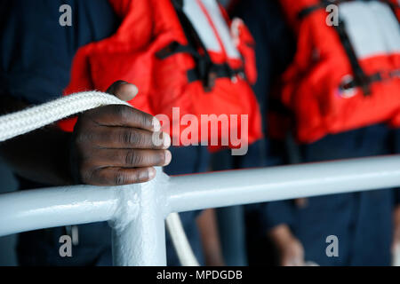 L'OCÉAN ATLANTIQUE (9 avril 2017) -Maître de Manœuvre Seaman Apprentice Shamar Phillips de Chicago, Illinois, affecté à l'unité Pre-Commissioning du Gerald R. Ford (CVN 78) Service du pont, s'occupe d'une ligne au cours d'une rampe de lancement et de récupération. L'avenir USS Gerald R. Ford (CVN 78) est en cours sur son moteur pour la première fois. La première classe de navire -- le premier porte-avions américain nouveau design en 40 ans -- va passer plusieurs jours à effectuer des essais en mer du constructeur, un test complet de bon nombre des principaux systèmes du navire et des technologies. Banque D'Images