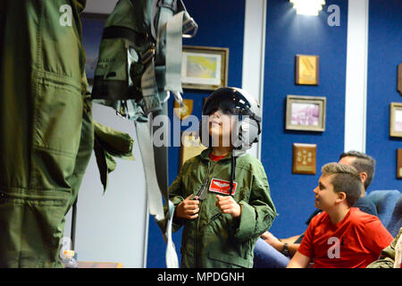 Sam "brûleur" Bilby, 138e Escadre de chasse, pilote d'un jour, essaie sur le vol et apprend à nos chasseurs F-16 lors d'un tour personnalisé événement tenu ici le 10 avril, 2017. Le pilote d'un jour est un programme permettant aux enfants atteints de maladies menaçant la vie potentiellement une chance de vivre une journée dans la vie d'un pilote de chasse F-16. Banque D'Images