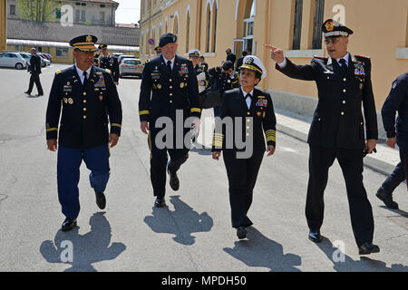 L'amiral Michelle Howard, commandant de l'OTAN-JFC Naples, lors de la visite au Centre d'excellence pour les unités de police de stabilité (COESPU) Vicenza, 10 avril 2017. Banque D'Images