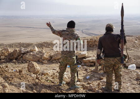 Les soldats de l'armée irakienne à partir de la 9e Division de l'armée iraquienne scan de l'horizon à Al Asthana Ridge, le 27 février, 2017. La 9ème IAD est partenaire de l'ARMÉE AMÉRICAINE, 2e Bataillon du 508th Parachute Infantry Regiment, 2e Brigade Combat Team, 82e Division aéroportée. La 2ème BCT, 82ème Abn. Div. est déployée à l'appui de l'opération afin de permettre de résoudre, inhérentes à leurs forces de sécurité irakiennes partenaires grâce à la mission d'aider et de conseiller, planification, qui collecte et analyse des renseignements, la protection de la force et la précision de forêt pour atteindre la défaite militaire d'ISIS. Les GFIM-OIR est la Coalition mondiale pour vaincre ISIS dans Banque D'Images