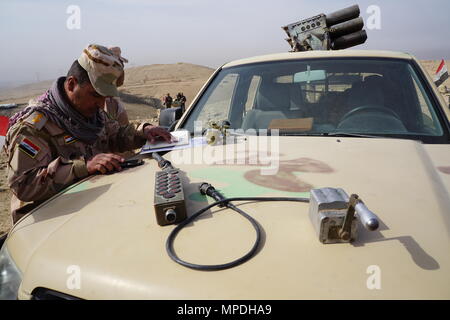 Un soldat de l'armée irakienne à partir de la 9e Division de l'armée irakienne pour télémétrie calcule une fusée à Al Asthana Ridge, le 27 février, 2017. La 9ème IAD est partenaire de l'ARMÉE AMÉRICAINE, 2e Bataillon du 508th Parachute Infantry Regiment, 2e Brigade Combat Team, 82e Division aéroportée. La 2ème BCT, 82ème Abn. Div. est déployée à l'appui de l'opération afin de permettre de résoudre, inhérentes à leurs forces de sécurité irakiennes partenaires grâce à la mission d'aider et de conseiller, planification, qui collecte et analyse des renseignements, la protection de la force et la précision de forêt pour atteindre la défaite militaire d'ISIS. Les GFIM-OIR est la Coaliti Banque D'Images