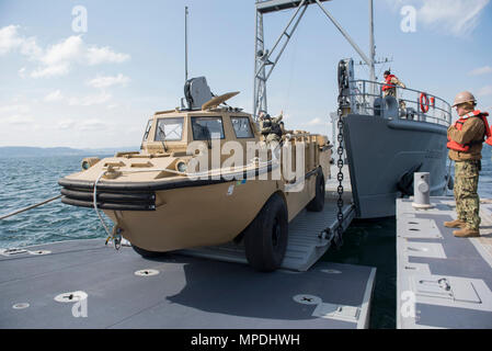 POHANG, République de Corée (avr. 10, 2017), l'US Navy Marine Corps et de l'Armée de décharger un briquet, Amphibie, ravitaillement Cargo (LARC) de prépositionnement maritime Marine navire USNS Pililaau Force (T-AK 304) sur un bateau de débarquement de l'utilité (LCU) à l'aide d'un roll-on, roll-off de décharge (RRDF) tandis que du côté de Pohang, République de Corée au cours de la logistique interarmées sur la rive (CJLOTS) Le 10 avril. CJLOTS est un exercice biennal effectué par du personnel militaire et civil des États-Unis et de la République de Corée, de la formation à dispenser et redéployer comme un cargo militaire Banque D'Images