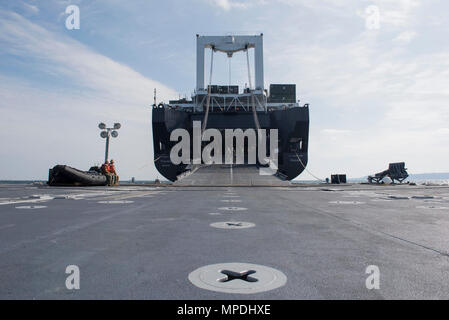 POHANG, République de Corée (avr. 10, 2017), l'US Navy Marine Corps et de l'armée de se préparer à décharger du matériel de pré positionnement Maritime Marine navire USNS Pililaau Force (T-AK 304) à l'aide d'un roll-on, roll-off de décharge (RRDF) tandis que du côté de Pohang, République de Corée au cours de la logistique interarmées sur la rive (CJLOTS) Le 10 avril. CJLOTS est un exercice biennal effectué par du personnel militaire et civil des États-Unis et de la République de Corée, de la formation à dispenser et redéployer les marchandises militaires dans le cadre de l'exercice Foal Eagle 2017. Banque D'Images