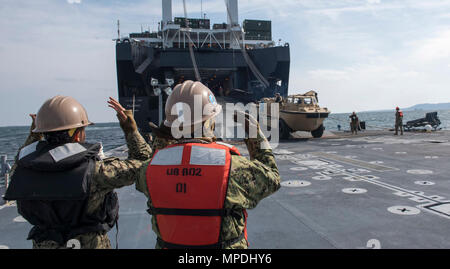 POHANG, République de Corée (avr. 10, 2017) Seaman Lillie Guzman (à gauche) et maître de Manœuvre Seaman Bretagne Summerour (droite) l'équipement de déchargement direct de prépositionnement maritime Marine navire USNS Pililaau Force (T-AK 304), à l'aide d'un roll-on, roll-off de décharge (RRDF) tandis que du côté de Pohang, République de Corée au cours de la logistique interarmées sur la rive (CJLOTS) Le 10 avril. CJLOTS est un exercice biennal effectué par du personnel militaire et civil des États-Unis et de la République de Corée, de la formation à dispenser et redéployer les marchandises militaires comme une partie d'exe Banque D'Images