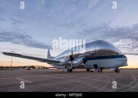 Un Aero Spacelines B-377 Super Guppy est situé sur l'aire à Joint Base San Antonio-Randolph, Texas le 3 mars 2017. Le Super Guppy, gérée par la NASA, a un espace de chargement qui est de 25 pieds de diamètre et 111 pieds de long. (U.S. Photo de l'Armée de l'air par la Haute Airman Stormy Archer/libérés) Banque D'Images