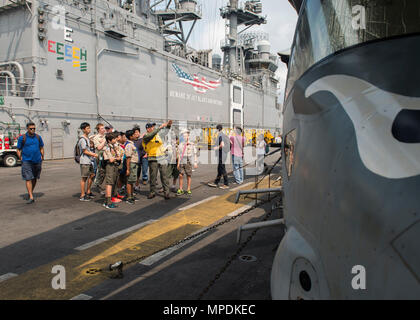 KONG (9 avril 2017) Le lieutenant Tom Viger, de Bloomingdale, Ill., montre un MV-22 Osprey aux membres de l'Association des Boy Scouts à Hong Kong dans le poste de pilotage de l'assaut amphibie USS Makin Island (DG 8) lors d'un tour de bateau dans le cadre d'un service au port. L'île de Makin, avec la 11e unité expéditionnaire de Marines embarqués, est à Hong Kong à l'expérience de la ville la richesse de la culture et de l'histoire dans le cadre d'opérations en cours dans les Indo-Asia-région du Pacifique. Banque D'Images