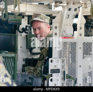Le brig. Le général William Edwards, commandant de la Garde nationale de l'Oregon's Land Component, inspecte le 1er Escadron, 82e Régiment de cavalerie de neuf véhicules de combat Stryker lors de sa visite à la Yakima Training Centre, le 4 mars 2017, à Yakima, Washington. La 1-82ème escadron de cavalerie est mise à niveau à partir de la grande mobilité des véhicules à roues multi-usage (HMMWV) à l'Strykers qui vous offrent des fonctionnalités améliorées tant au pays qu'à l'étranger. (Photo par le Sgt. Tyler Meister, Mobile 115e Détachement des affaires publiques) Banque D'Images